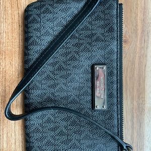 Michael Kors - Medium Logo Wristlet